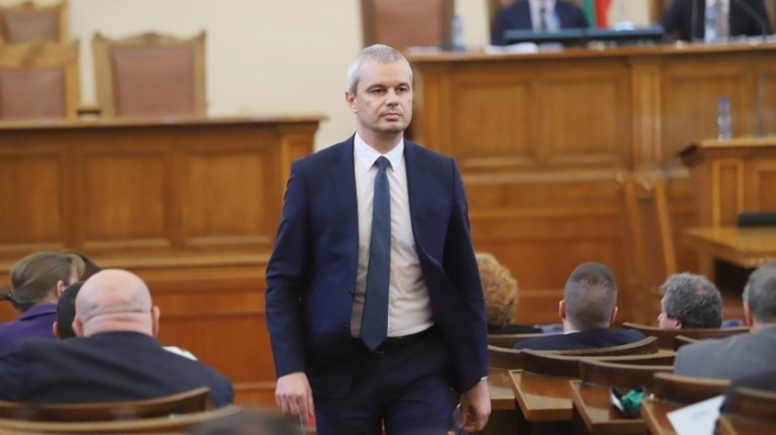 Костадинов се хвали, че влиза в НС без зелен сертификат